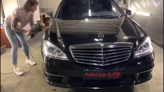 Девушка полирует Mercedes смотреть онлайн