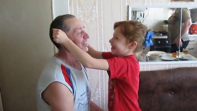 День рождения у Дедушки (Лера дергает за уши).avi смотреть онлайн