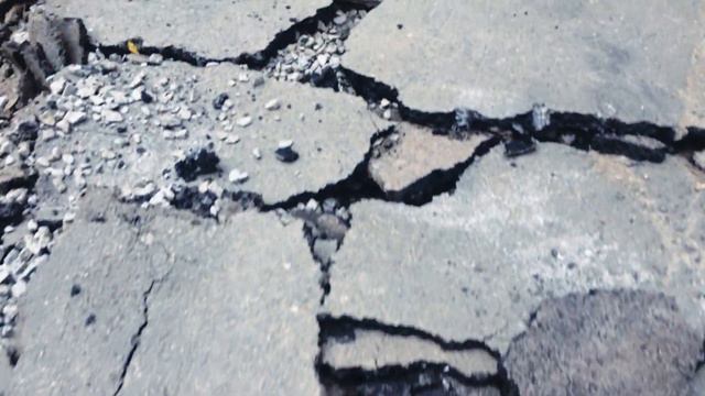 ЗЕМЛЕТРЯСЕНИЕ НА УРАЛЕ!!! Что случилось с асфальтом ???!!! смотреть онлайн