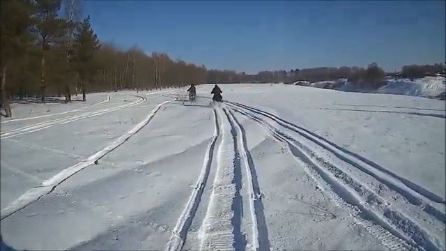 на самодельных снегоходах по буграм полям и озеру