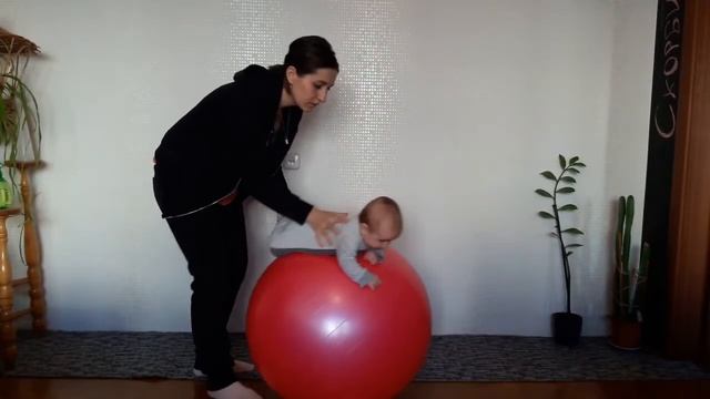 Гимнастика на фитболе для грудничка. Ребенка 3, 4 месяцев. смотреть онлайн
