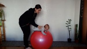 Гимнастика на фитболе для грудничка. Ребенка 3, 4 месяцев.