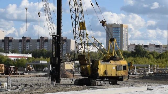 Кран RDK-250 с копровой установкой. Забивка сваи.