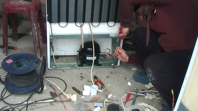 Не холодит холодильник.замена компрессора смотреть онлайн