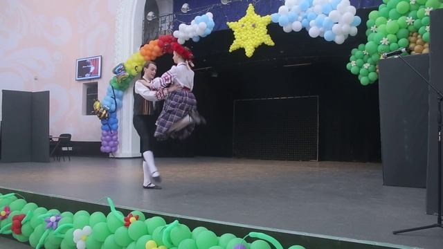 Сметана Анна, Щербак Антон, сюжетный танец "Полька через ножку" смотреть онлайн