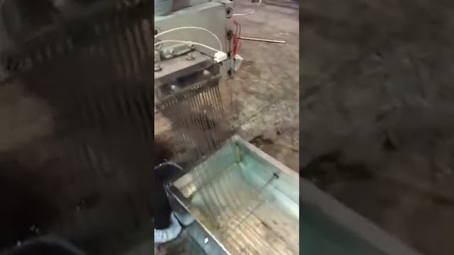 Гранулятор для переработки твердых отходов пластика SJ 125 H в работе на дорожном блоке ПНД смотреть онлайн