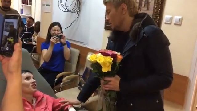 Встреча Николая Баскова с Илоной, пациенткой хосписа смотреть онлайн