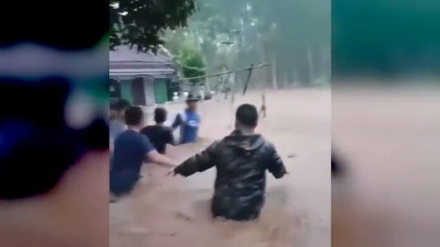 Evacuation! Unstoppable streams of water demolish houses! Flood in Pekalongan, Java, Indonesia смотреть онлайн