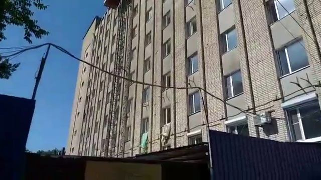 Выброс мусора из окон гостиницы 1RND