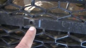 Lada Vesta. Установка нижней сетки на решетку радиатора.