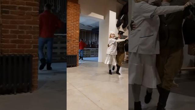 Клоуны @de_bufo танцуют танго смотреть онлайн