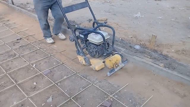 Трамбовка грунта под укладку брусчатки. Виброплита TSS-WP90TL смотреть онлайн