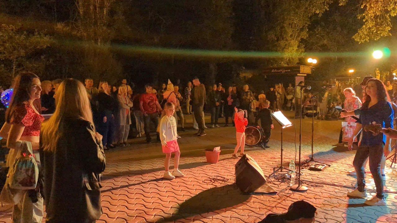 Курортный сезон 2024 в Евпатории открыт. Фонтаны, бары, музыканты. Вечерняя прогулка с женой. смотреть онлайн