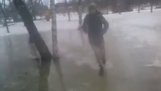 Парень упал в лужу зимой ржач смотреть онлайн