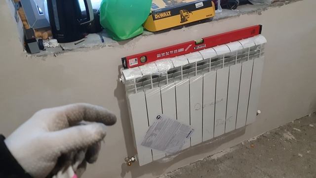 24D Монтаж радиатора отопления на стену.