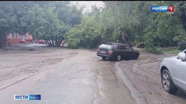 700 кубометров воды уже откачено с улиц Омска смотреть онлайн