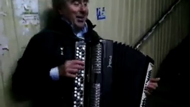 В парке Чаир распускаются розы (уличный музыкант - баянист) смотреть онлайн