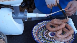КУПАТЫ домашние КОЛБАСКИ ГРИЛЬ своими руками с чесночным соусом Видео рецепт НА МАНГАЛЕ на гриле
