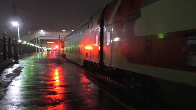 ЭП20-022 "поезд Деда Мороза" с поездом №737 Воронеж-1—Москва отправляется со станции Воронеж-1 смотреть онлайн