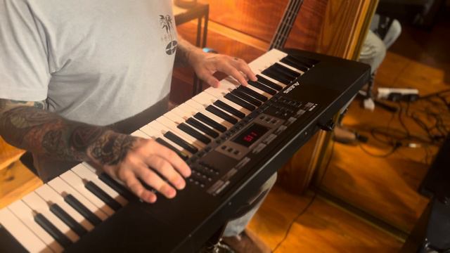 Alesis Harmony 61 review and demonstration смотреть онлайн