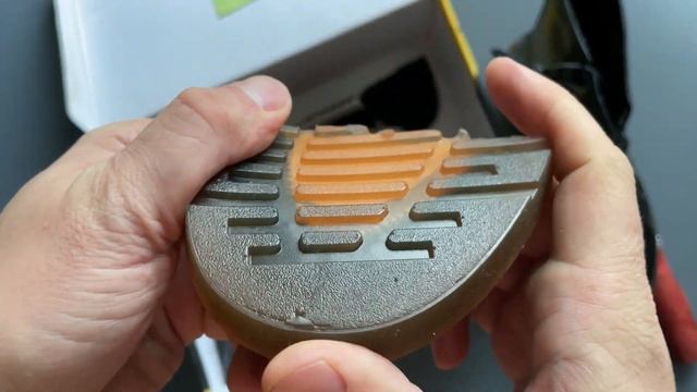 БЕРЕГИТЕ НОГИ! РАЗРЕЗАЛ БОТИНКИ РОССИЙСКОГО БРЕНДА DR. МАРТЕНС. смотреть онлайн