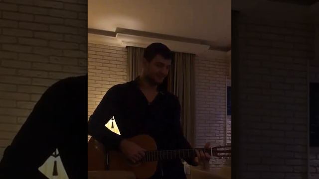 Участник проекта Голос 5 Торнике Квитатиани поёт для друзей. смотреть онлайн