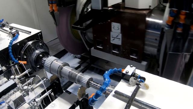 Cylindrical diameter, face and taper grinding of gearshafts in one set-up | ZEMA | Grinding machine смотреть онлайн
