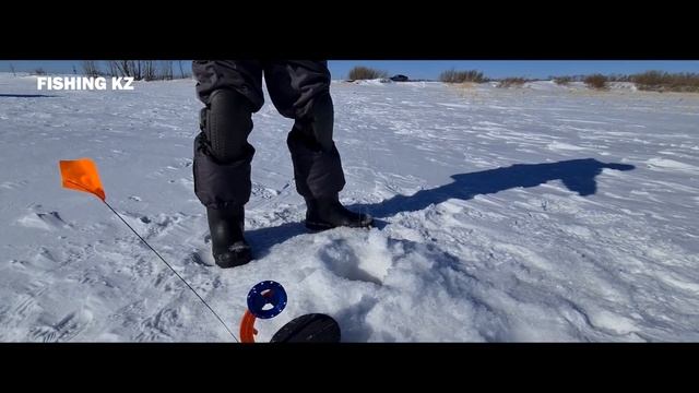 Зимняя рыбалка с камерой ФИШКА 703 Ловля плотвы на мормышку-Подводные съемки смотреть онлайн