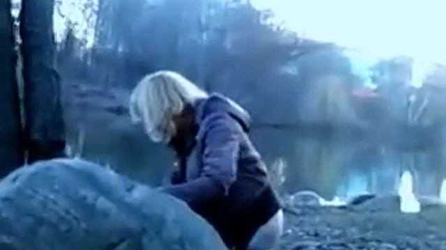 ПЬЯНАЯ ДЕВКА ОТЖИГАЕТ НА ОЗЕРЕ И ССЫТ