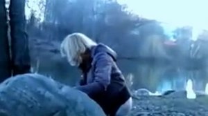 ПЬЯНАЯ ДЕВКА ОТЖИГАЕТ НА ОЗЕРЕ И ССЫТ