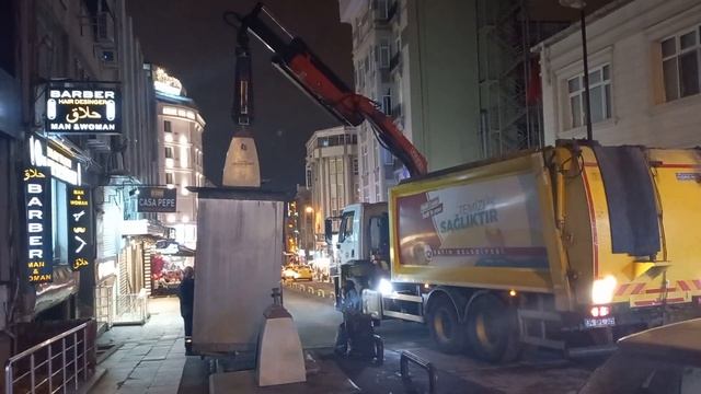 Уборка мусорных контейнеров в Стамбуле