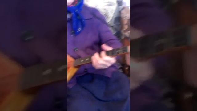 Бабушка Тая поет частушки под игру на балалайке смотреть онлайн