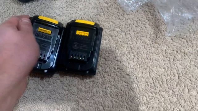 DeWALT ЧУДО КОМПЛЕКТ ЗА 174$. ДЕВОЛЬТ УДАРНА ДРИЛЬ ТА РЕНЕВАТОР + 2 батарейки. смотреть онлайн