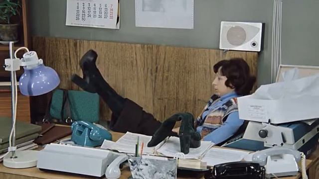 - Очень вызывающие. Я бы такие не взяла... - Значит, хорошие сапоги, надо брать. смотреть онлайн