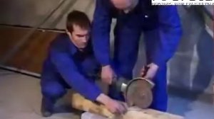 Установка креплений и натяжка торсионного механизм секционных ворот