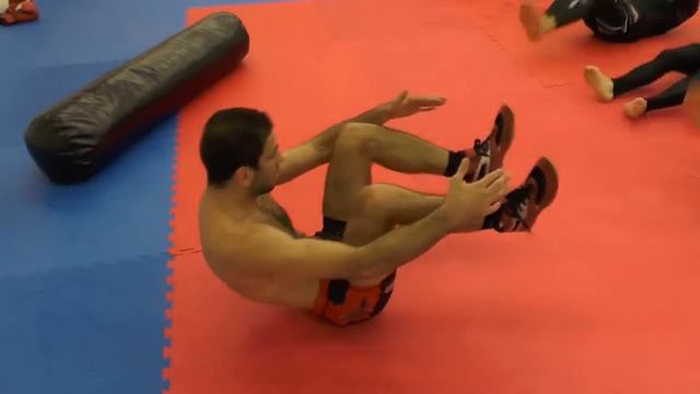 КАК БОЙЦЫ КАЧАЮТ ПРЕСС! ПРОКАЧАЙ СВОИХ ТОВАРИЩЕЙ! ТРЕНИРОВКА ЦЕПЬЮ! смотреть онлайн