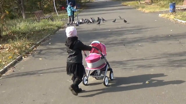 Коляска для кукол распаковываем собираем гуляем катаем котёнка Baby doll strolle смотреть онлайн