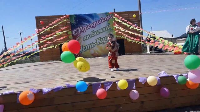 Праздник День защиты детей. Игнат поет. смотреть онлайн