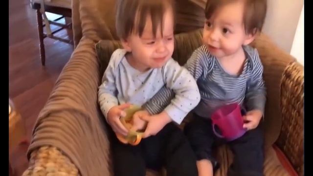 Cute Twins Baby Fighting|Funny Twins Baby Video смотреть онлайн