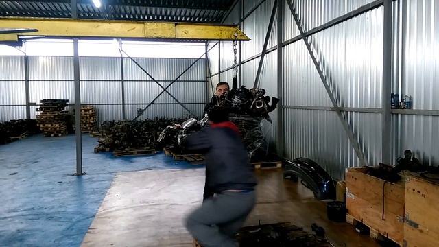 Упаковка двигателя на складе для отправки клиенту. Складские автобудни. смотреть онлайн