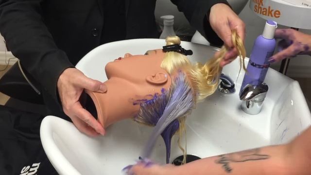 Milk Shake Silver Shine 3. Shampoo Demonstration