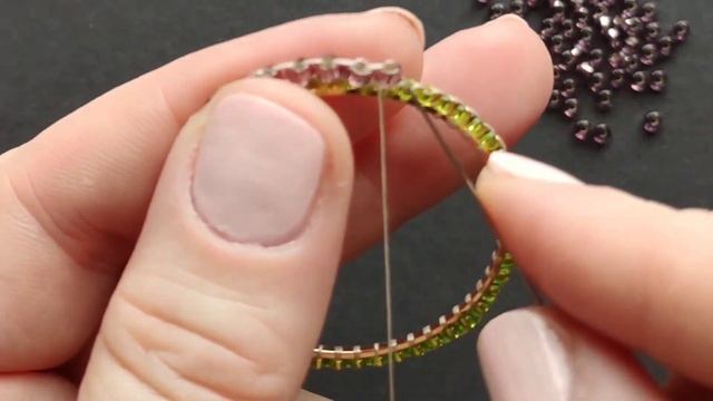 Очень женственное колье с розочкой. Как сплести из бисера центральный круг смотреть онлайн