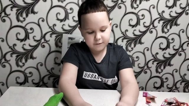 Обзор с помощником Радужного друга на стикерсы из акции магазина Магнит и мега киндера. смотреть онлайн