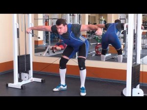 Махи назад с нижнего блока в наклоне: техника и нюансы