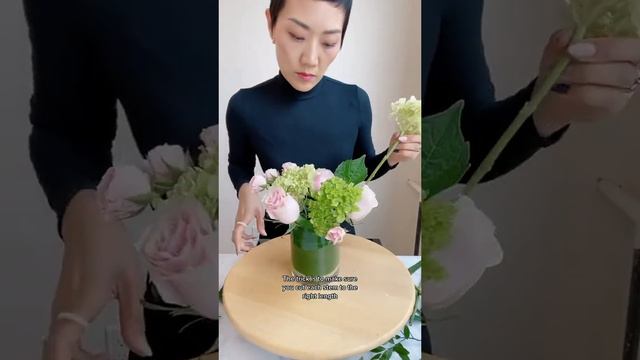How to arrange flowers just like a florist #flowers #flowerarrangement #peony смотреть онлайн