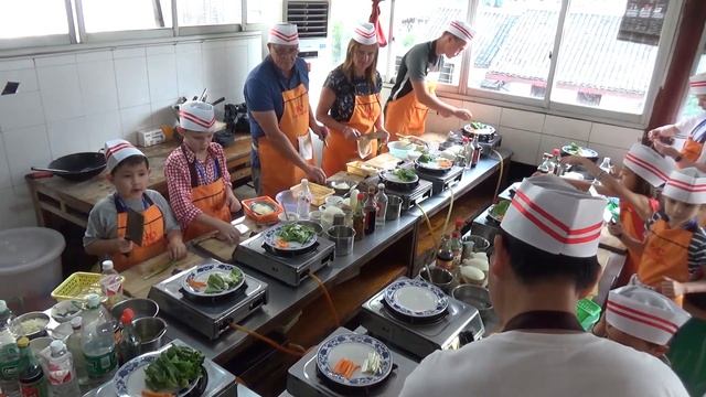 Популярная китайская кухня. Битый огурец, курица гунбао, лапша с овощами смотреть онлайн
