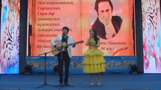 "Құмған алған" Құлансаз ансамблінің әншілері Жарас Нақыпбек пен Айдана Ұшманбетова. смотреть онлайн