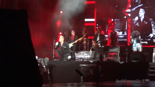 Robbie Williams - Let Me Entertain You (Live in Belgrade - Ušće, 17.06.2015) FIRST ROW смотреть онлайн