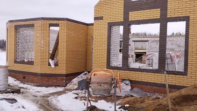 2023 март. Кладка кирпича.