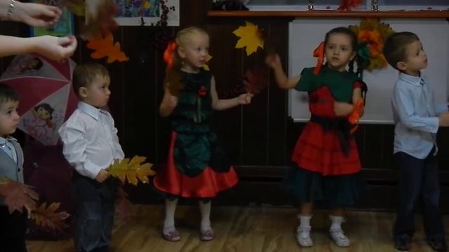 Les Feuilles Tombent, Song And Dance